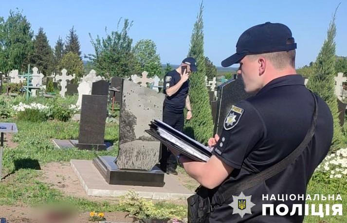 Смерть на кладовищі: на Полтавщині виявили тіло чоловіка