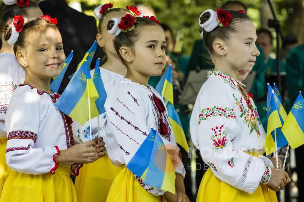 Полтавці в День Державного прапора України вшанували Кобзаря. ФОТО