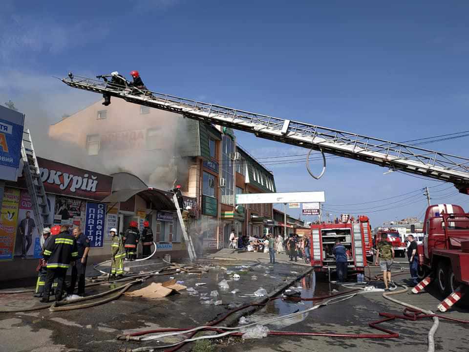 Пожежа на Центральному ринку в Полтаві: вщент вигорів магазин одягу. ФОТО, ВІДЕО