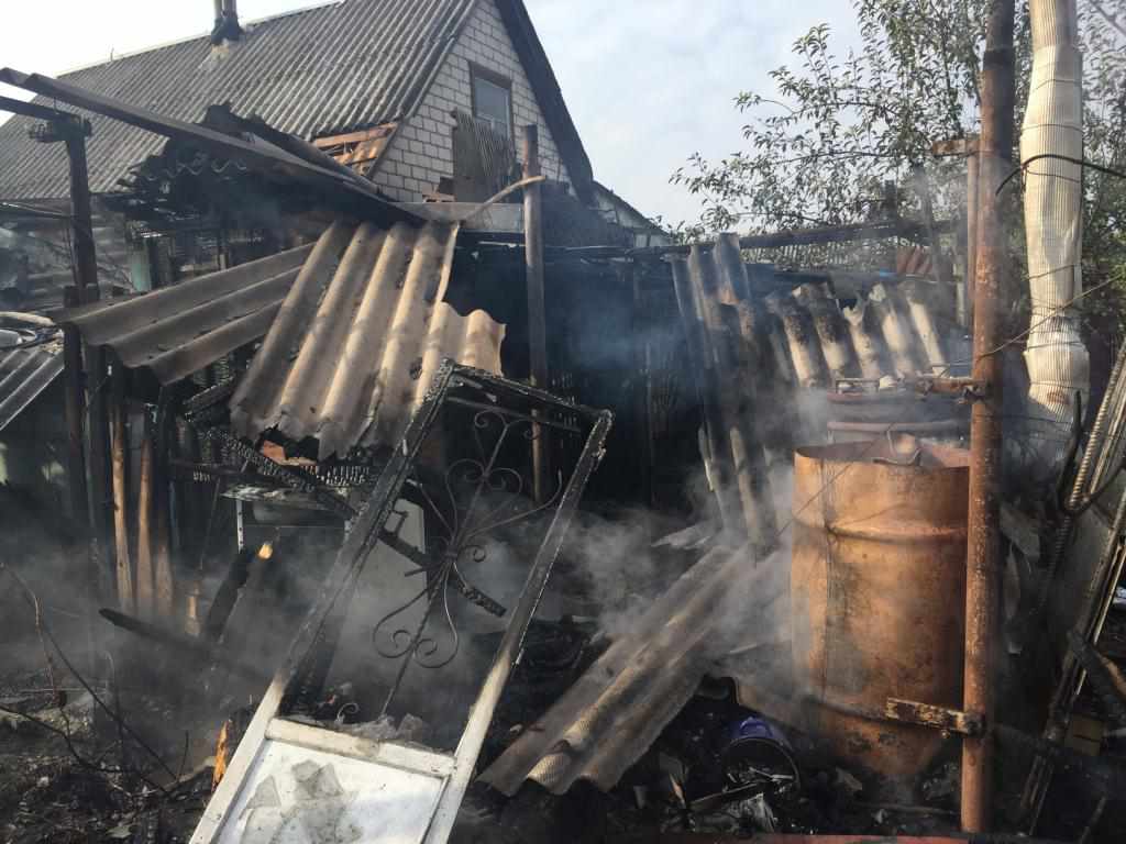 У Котельві від пожежі рятували три будівлі, сіно, кролів та птицю. ФОТО