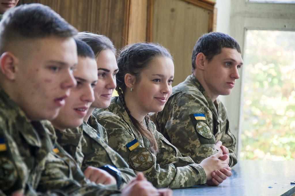 Напередодні Дня захисника України полтавським курсантам показали документальний фільм про воєнні дії та світлини, зроблені в зоні ООС