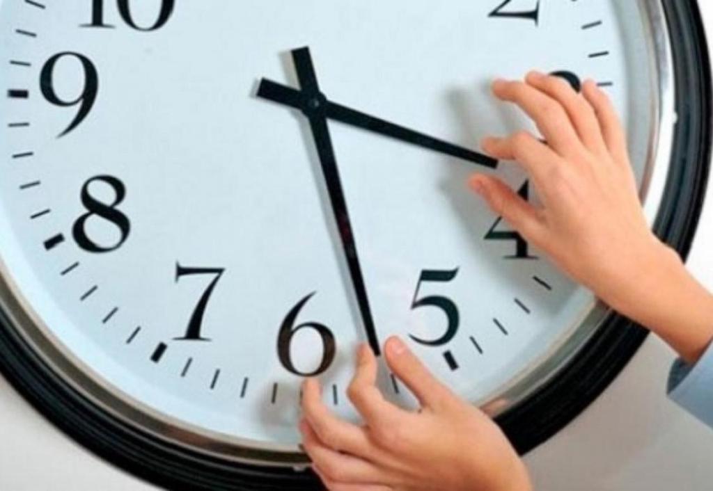 В Україні переводять годинники на зимовий час