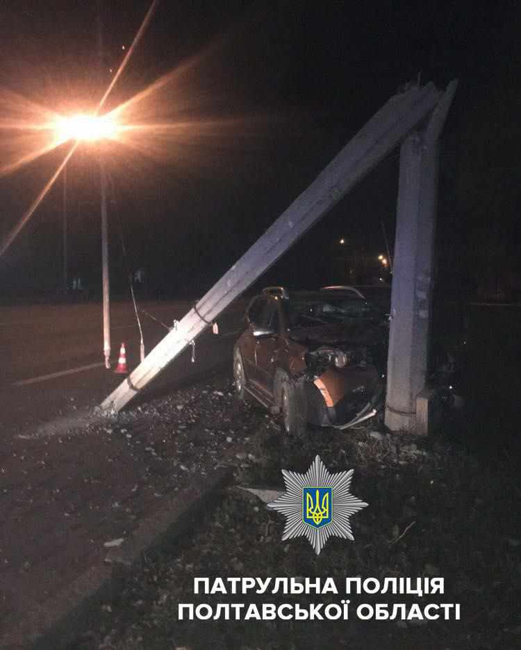 У Полтаві автомобіль протаранив електропору: загинув водій
