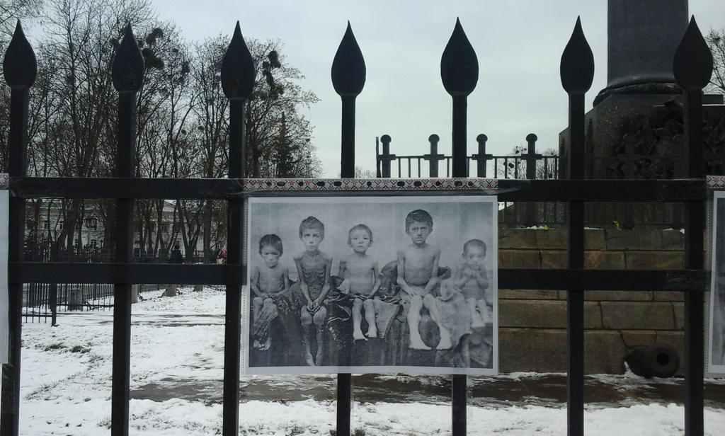 У Полтаві під відкритим небом відбулася фотовиставка пам'яті жертв Голодомору
