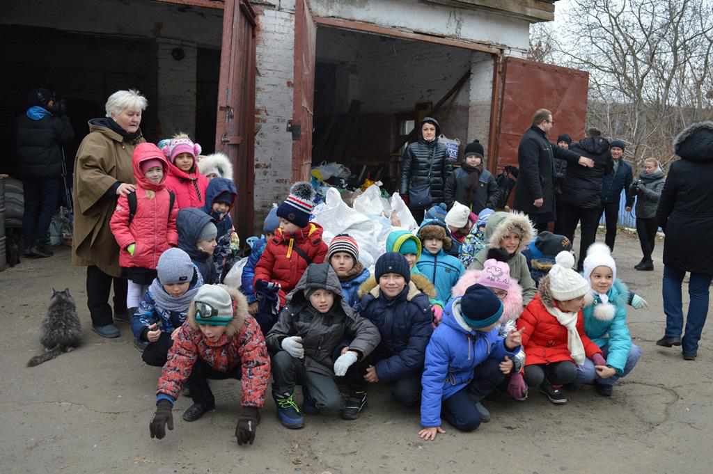 Полтавські школярі зібрали допомогу для безпритульних тварин. ФОТО