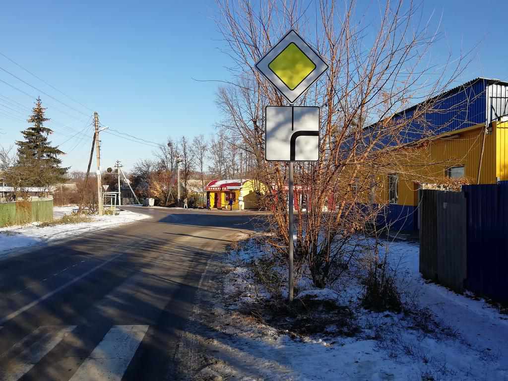 Мешканці полтавської околиці дочекались знаків на дорозі, однак небезпечний поворот досі не позначений. ФОТО