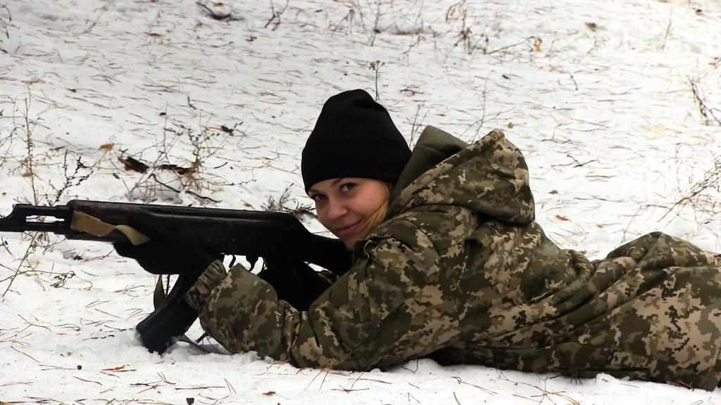 Дівчат запрошують на зимовий військово-спортивний вишкіл «Жіночий батальйон»: програма і заявка