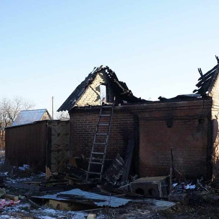 Полтавці просять допомогти родині, у якої згорів дім з усім майном. ФОТО