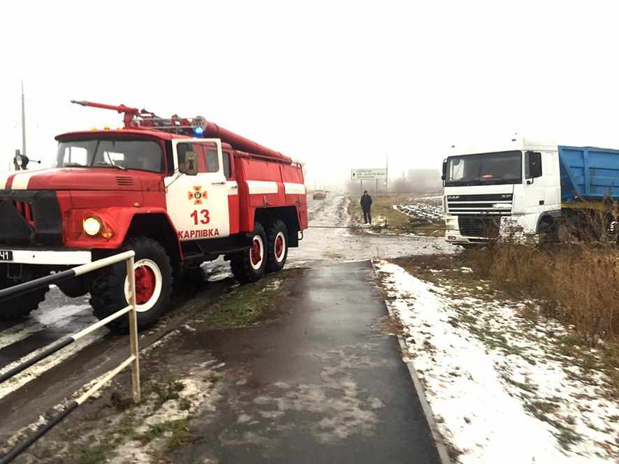 На Полтавщині дві вантажівки з’їхали з дороги через негоду 