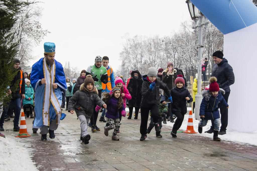 У Полтаві бігали зі Святим Миколаєм заради допомоги онкохворим дітям. ФОТО