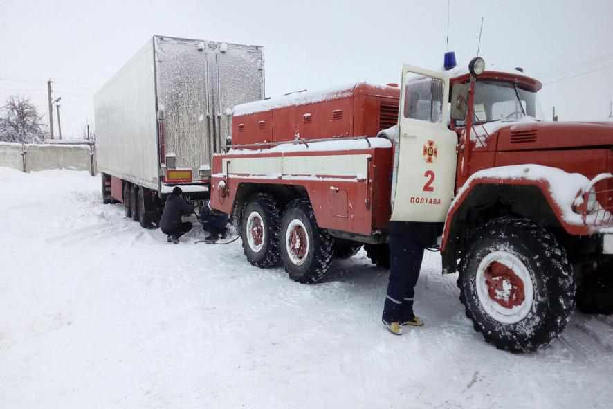 Минулої доби на Полтавщині майже 60 автомобілів потрапили в снігову пастку