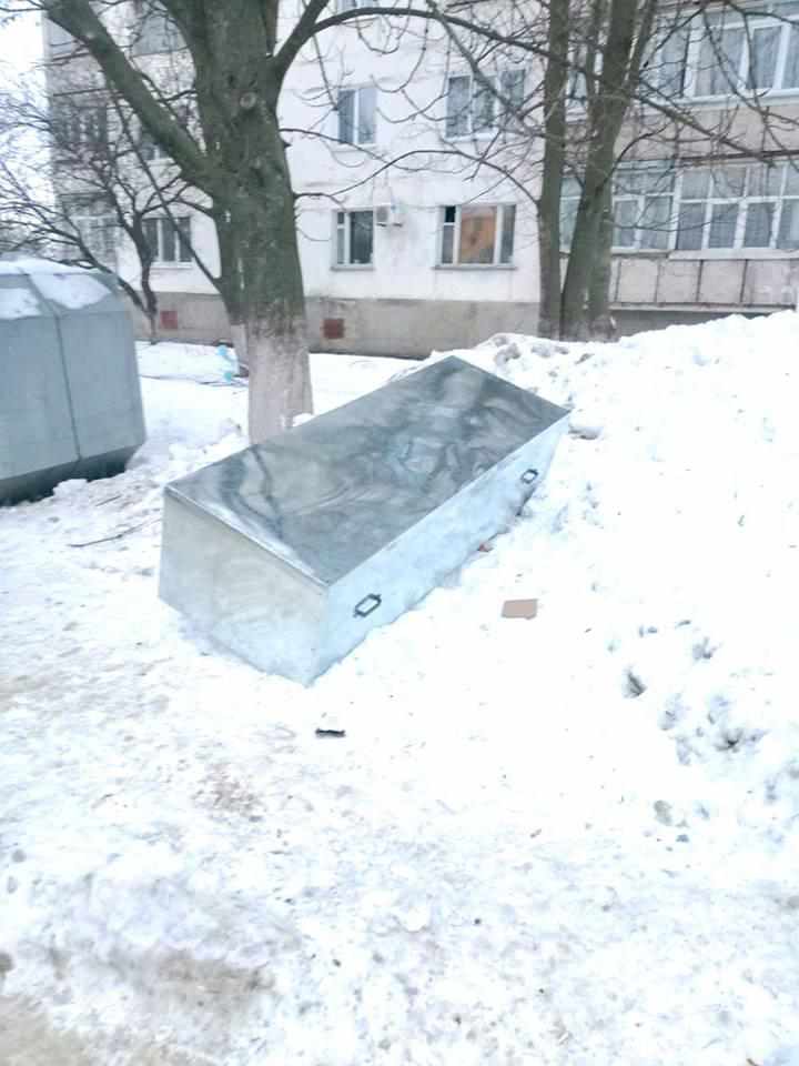 У Миргороді біля сміттєвих баків знайшли «труну»