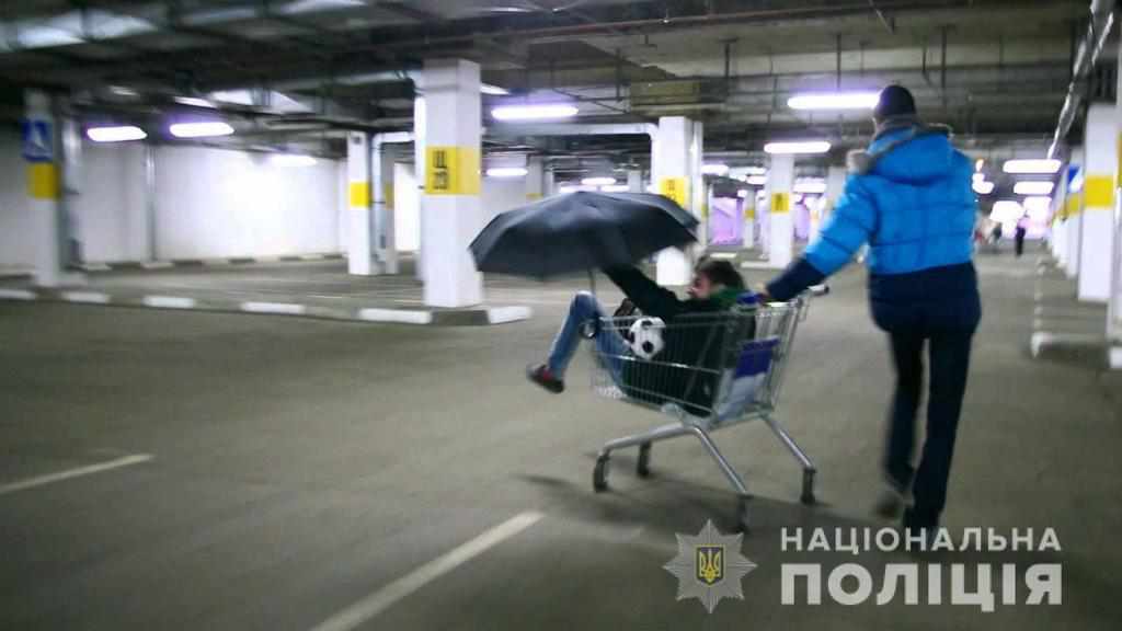 У Полтаві двоє підлітків вкрали візок із супермаркету, щоб покататися