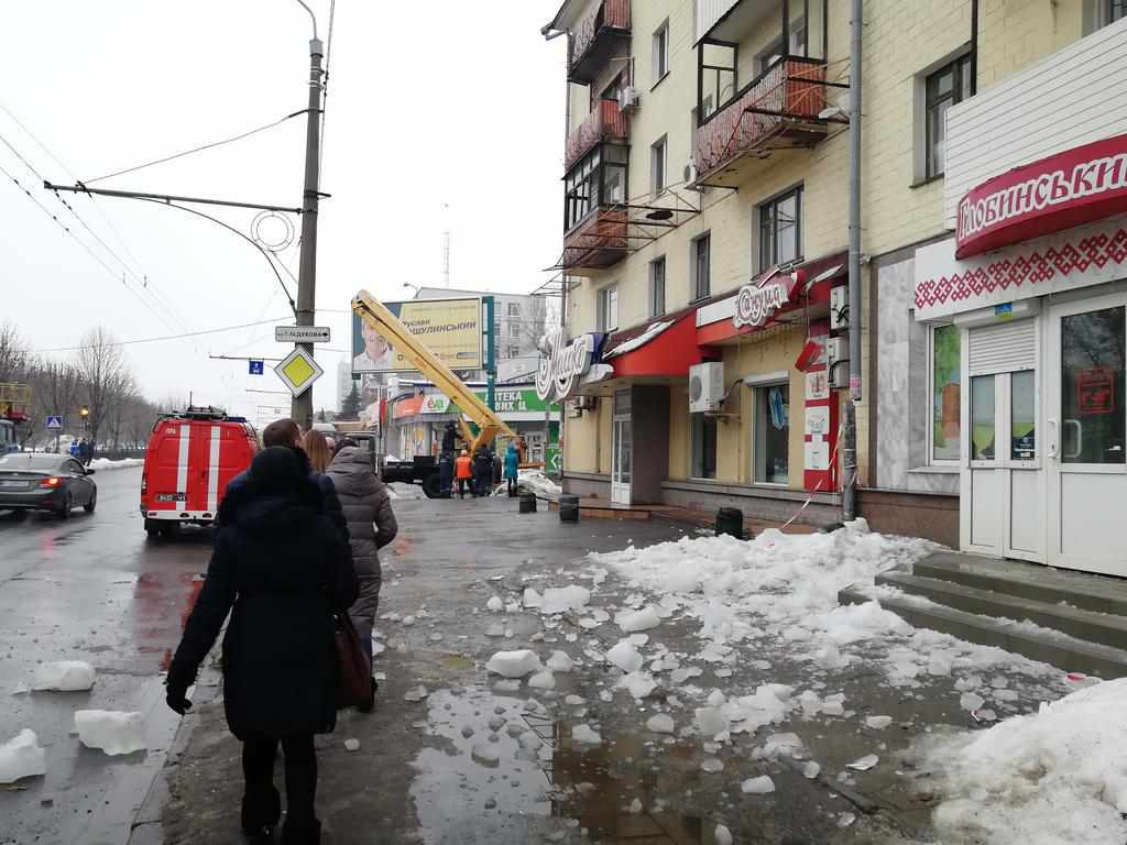 У Полтаві збивають бурулі, 6 потерпілих від льодопаду. Скільки коштує послуга. ФОТО, ВІДЕО