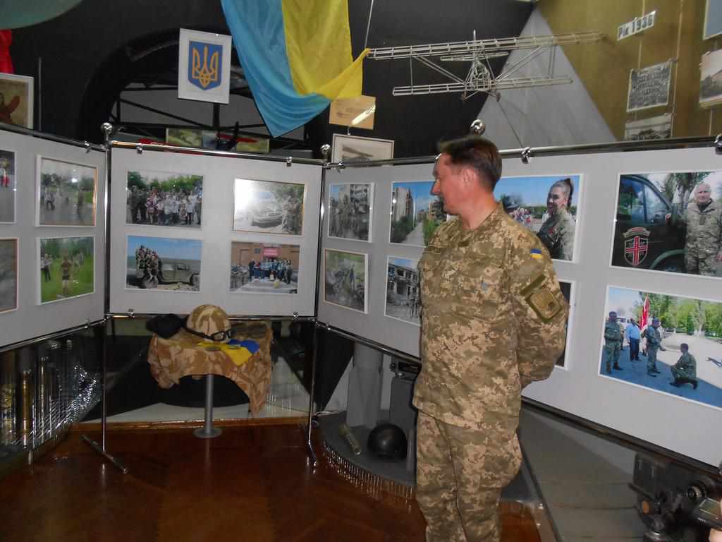 Полтавцям презентували книгу та фотовиставку напередодні дня Збройних Сил України
