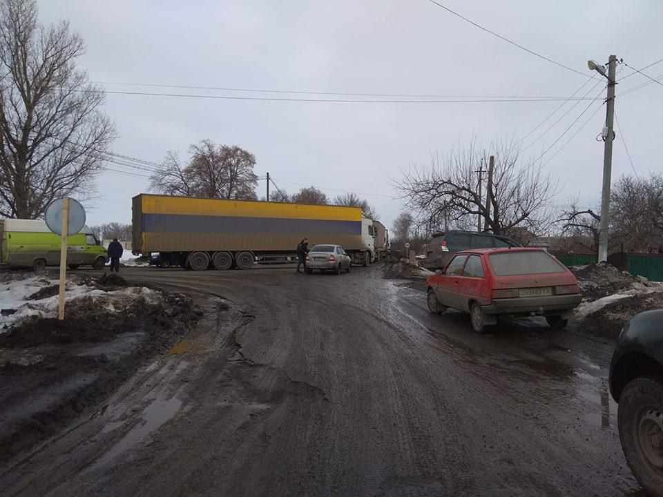 На Полтавщині люди перекрили дорогу