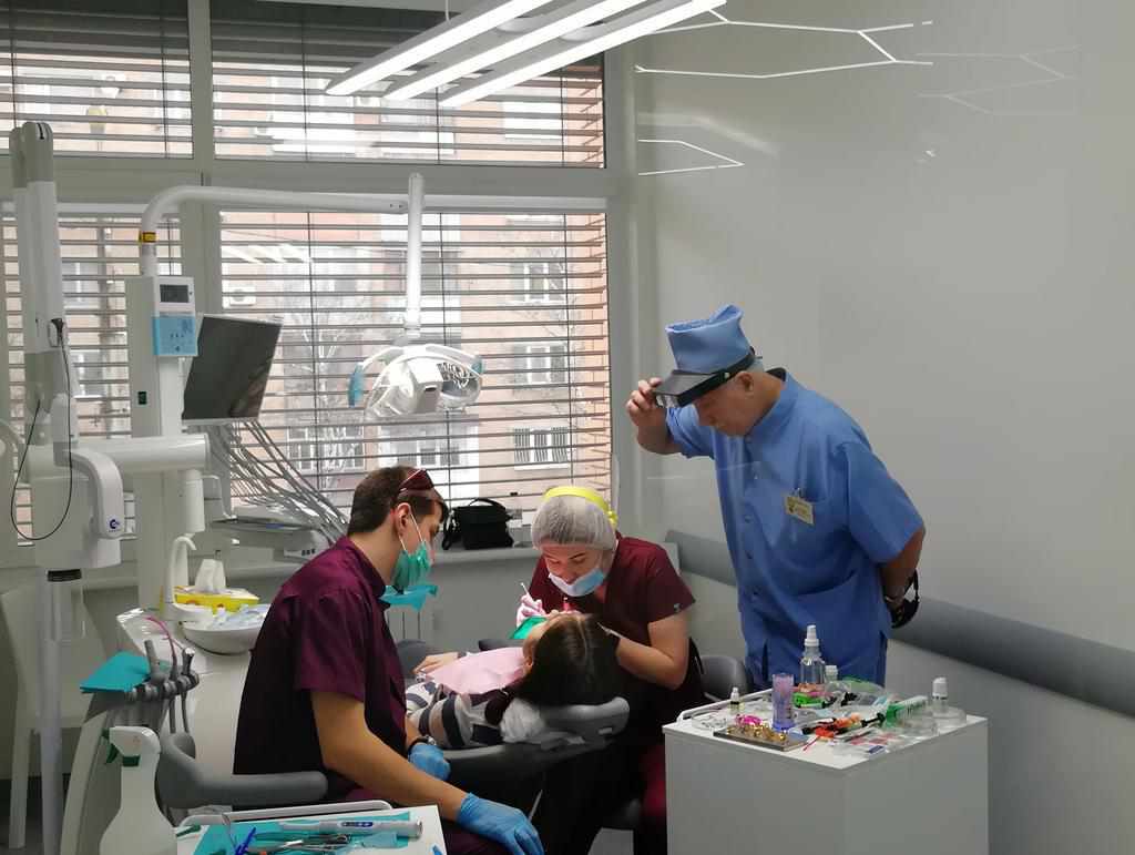 У Полтаві стоматологи безкоштовно дарують здорові та гарні усмішки пацієнтам, а стежити може весь світ. ФОТО. ВІДЕО