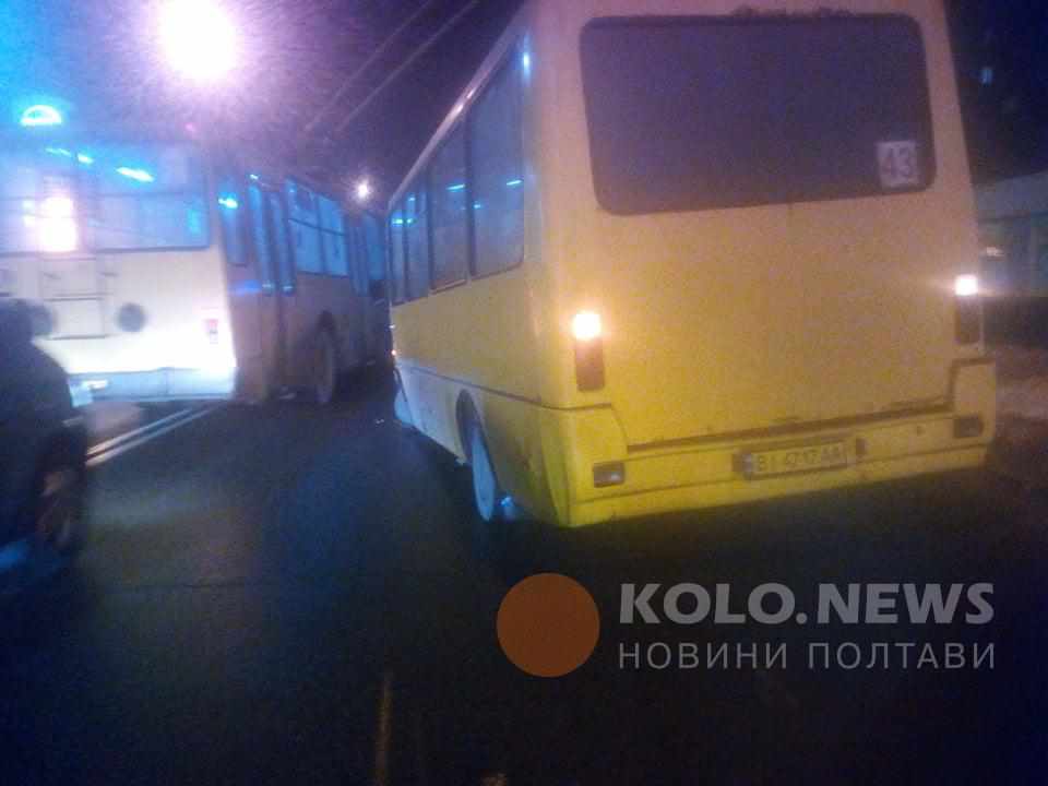 У полтавського автобуса відпало колесо на маршруті. ФОТО
