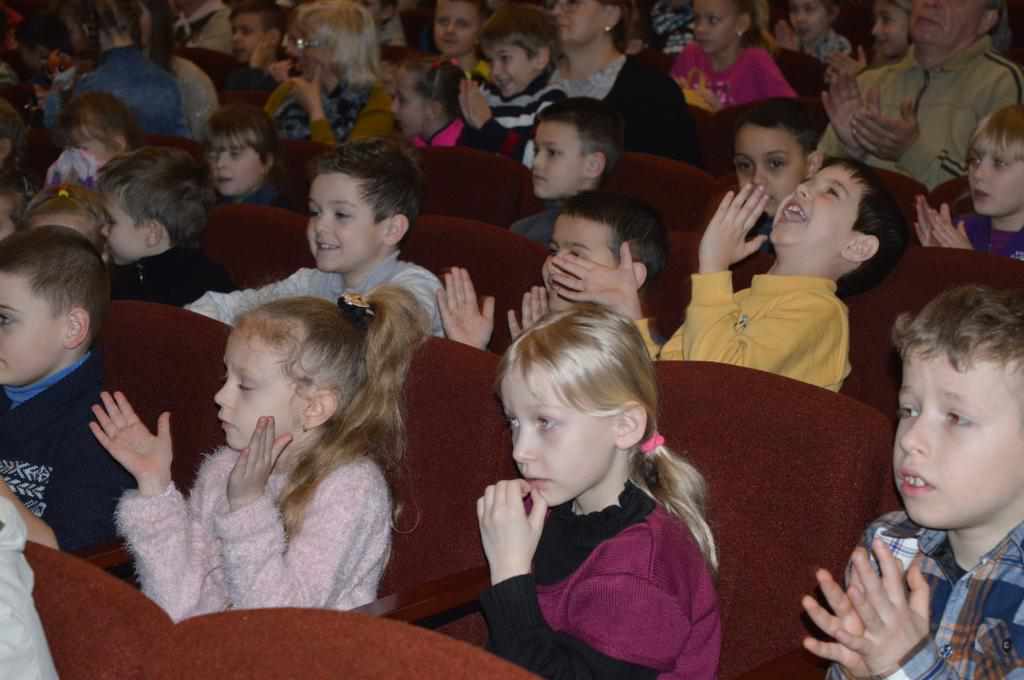 У Полтаві в Театрі ляльок діток за допомогою казки вчили піклуватися про рідних. ФОТО
