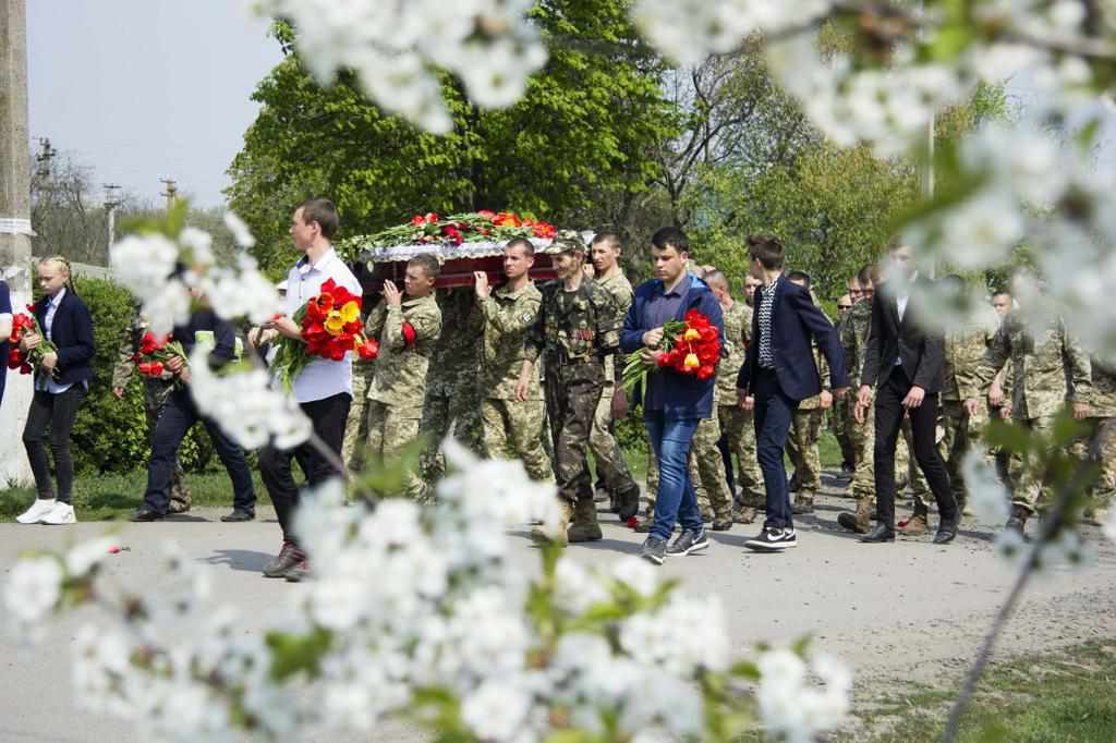 «Якщо в Україні буде війна, то я буду там»: на Полтавщині попрощалися із загиблим Юрієм Коноводом. ФОТО