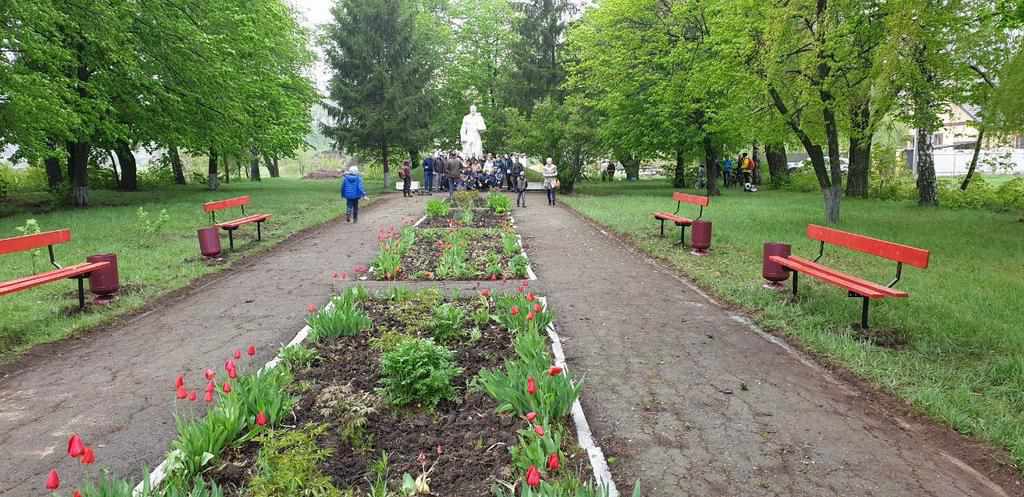 Полтавські соціал-демократи відновили парк коло могили невідомому солдату