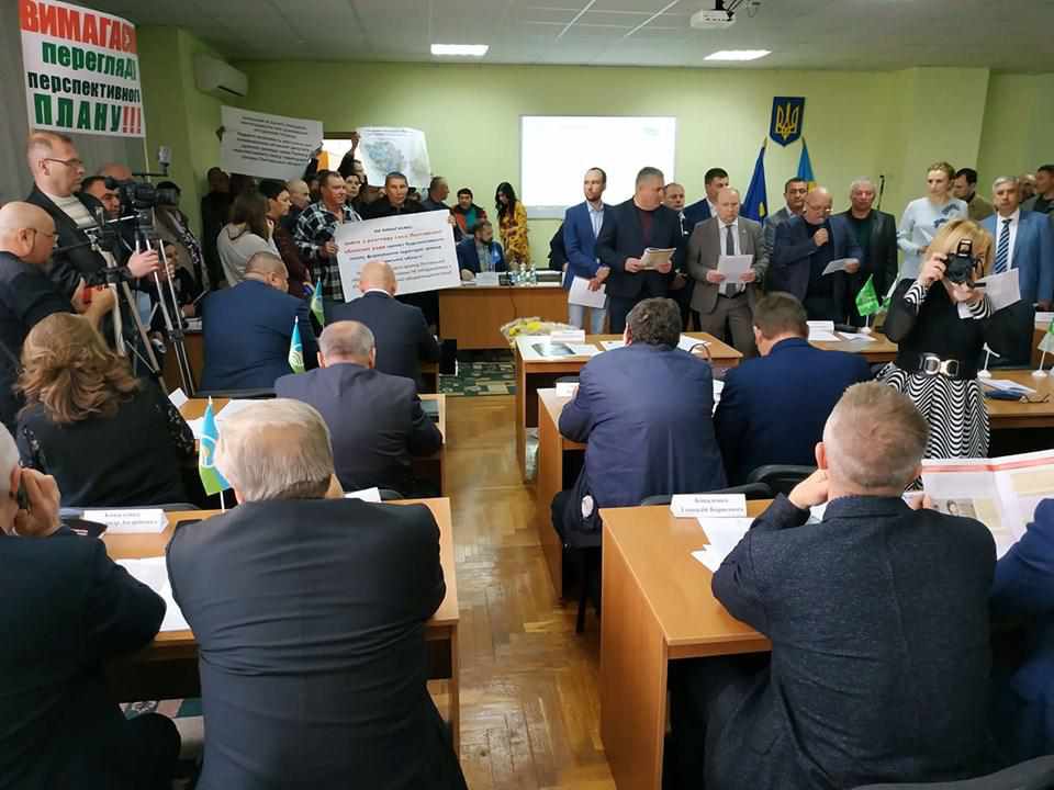 У Миргороді відбувається сесія Полтавської облради: люди мітингують проти ОТГ, депутати – проти голови. ФОТО, ВІДЕО
