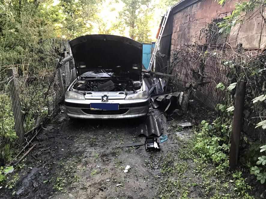 У Полтаві через пожежу в автівці ледь не спалахнула господарча будівля