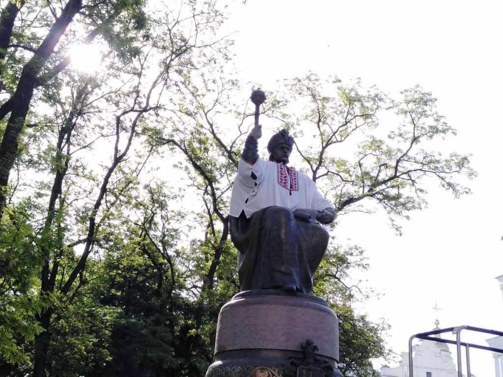Мазепа у вишиванці: у Полтаві одягнули пам'ятник гетьману