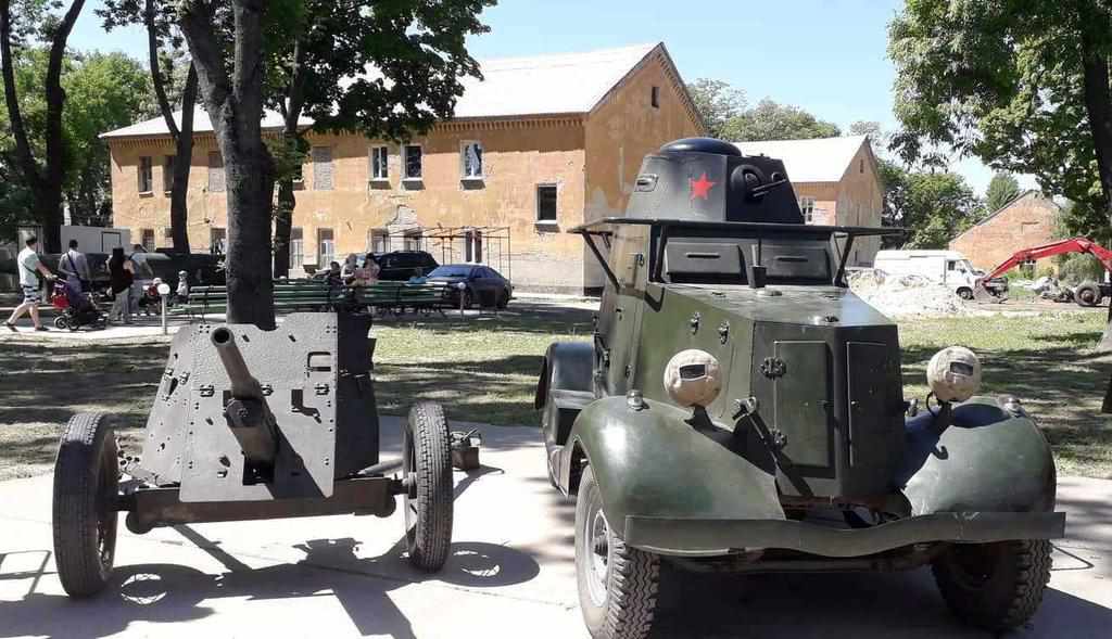 Гармати, броньовики та військові автомобілі – в Полтаві триває виставка раритетної військової техніки. ФОТО