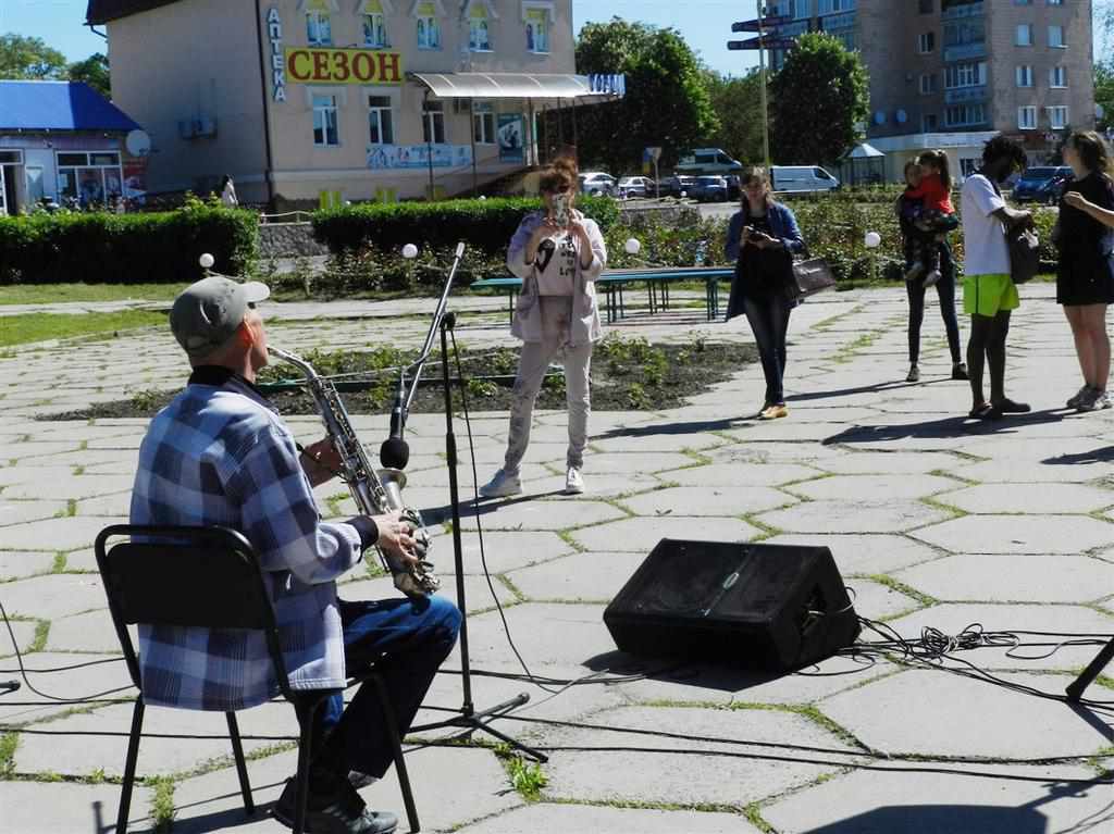 Вулична музика охопила і селище на Полтавщині. ФОТО