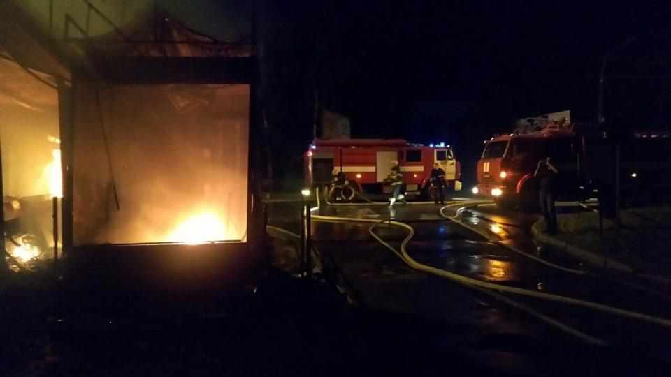 У Полтаві згоріли кіоски: півтори години не вимикали електрику, пожежники не могли гасити. ФОТО, ВІДЕО
