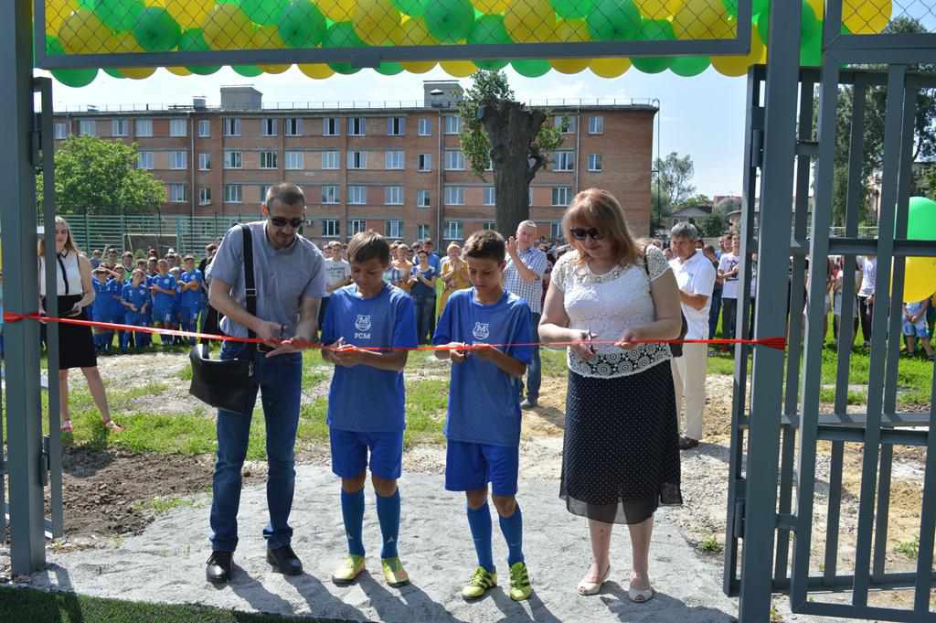 У Полтавській школі-інтернаті спортивного профілю відкрили сучасне футбольне поле 