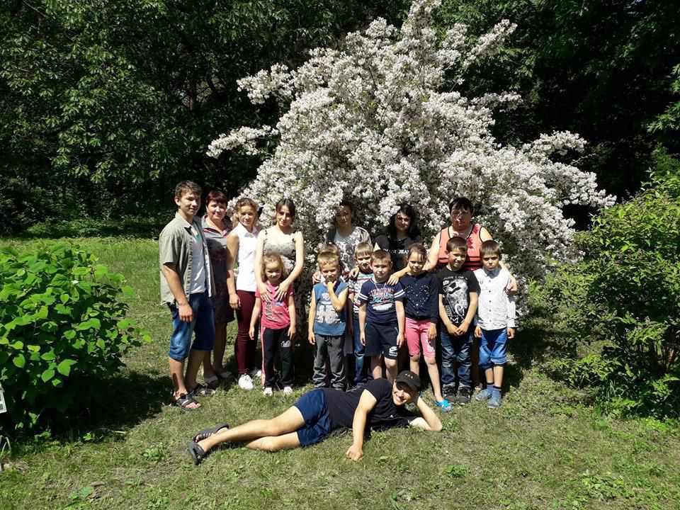 На Полтавщині випускники й першокласники на Останній дзвінок саджали дендропарк