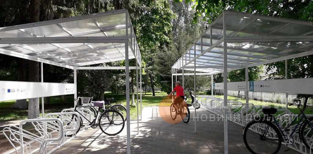 У Лохвицькій ОТГ для школярів та вчителів збудували криту велостоянку