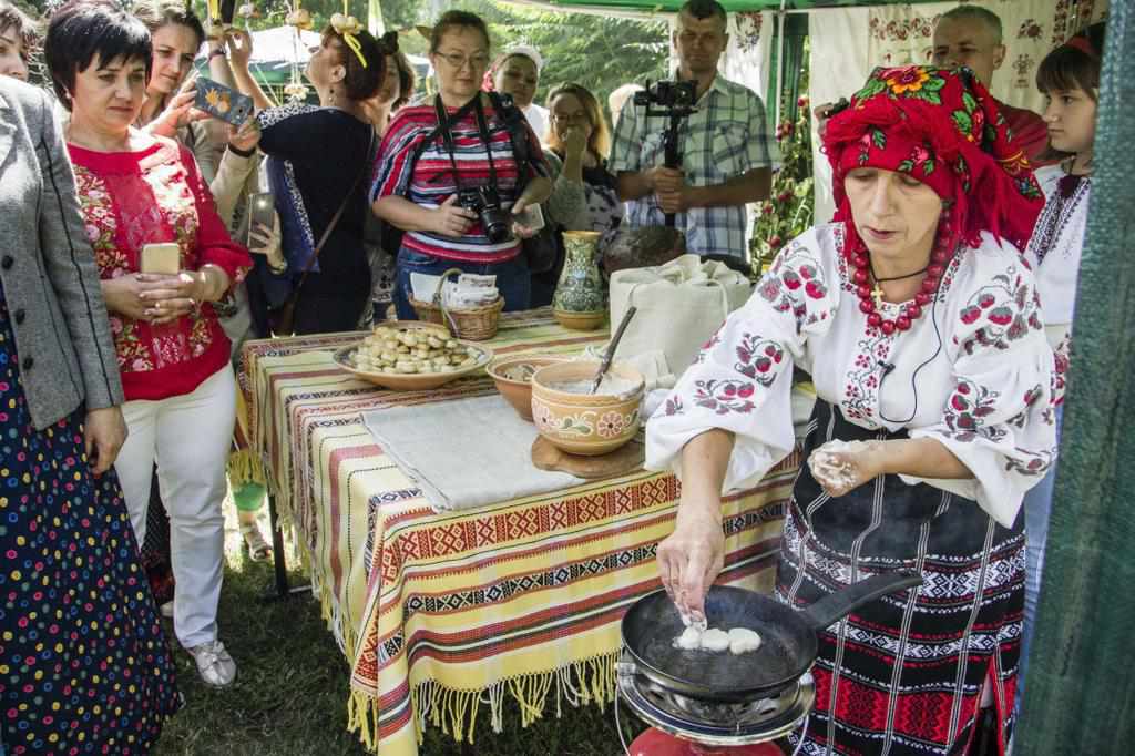 На Полтавщині вперше провели фестиваль «Смаколики Опішного» – страви оцінював ведучий Костянтин Грубич