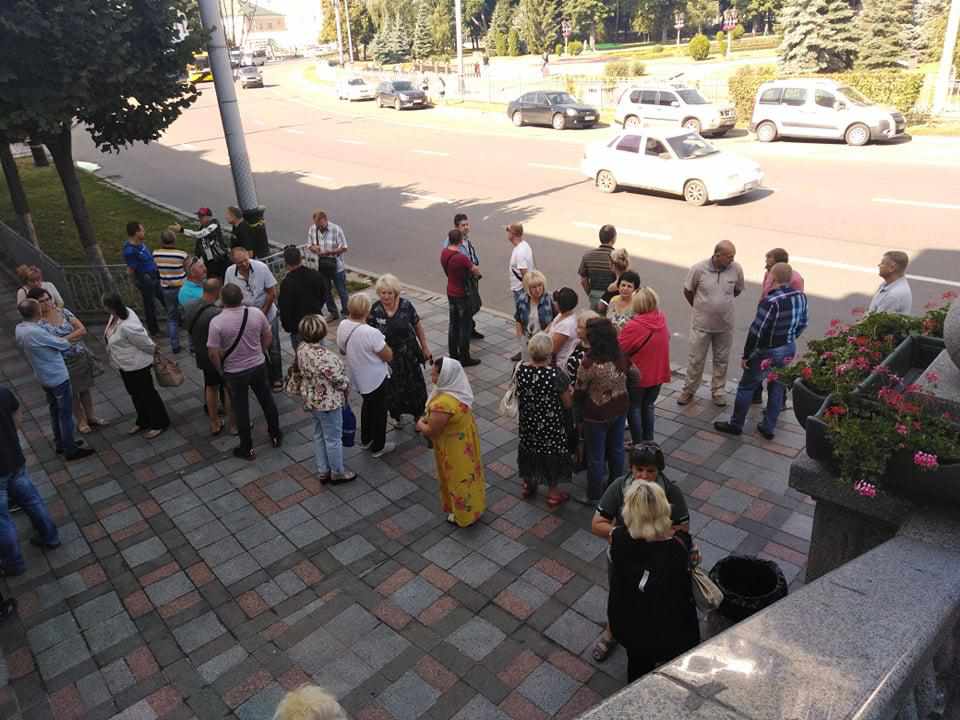 Біля Полтавської міської ради зібралися прихильники звільнення «команди Матковського»