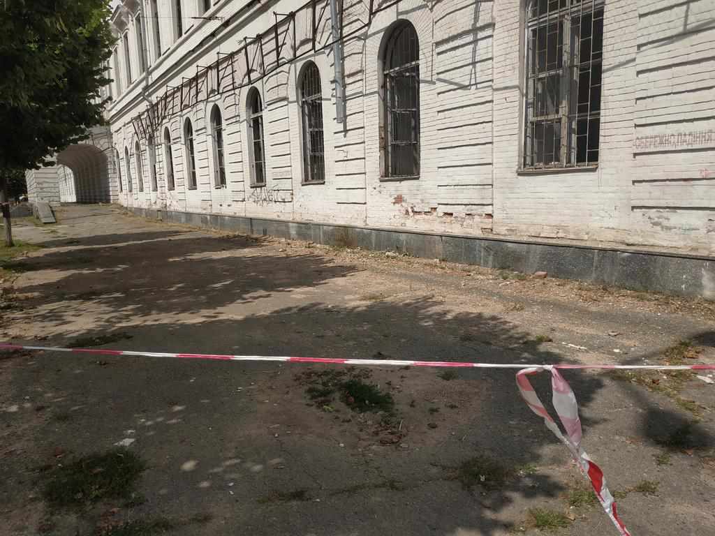 Частину будівлі кадетського корпусу, який учора офіційно передали державі, огородили стрічкою