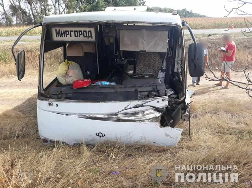 Автобус, який курсував із Миргорода, потрапив у ДТП на Черкащині: є загиблі
