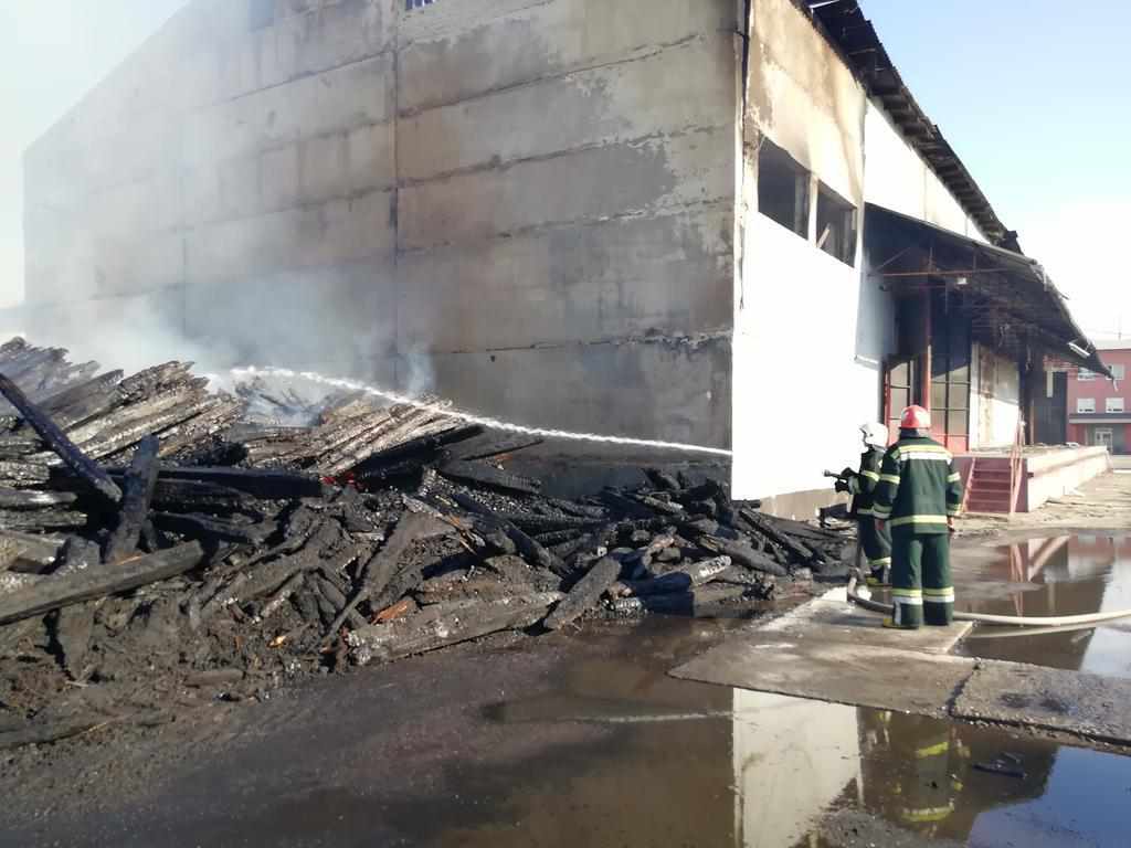 Після пожежі на «Новій пошті» в Полтаві: вогонь досі гасять. ФОТО. ВІДЕО 