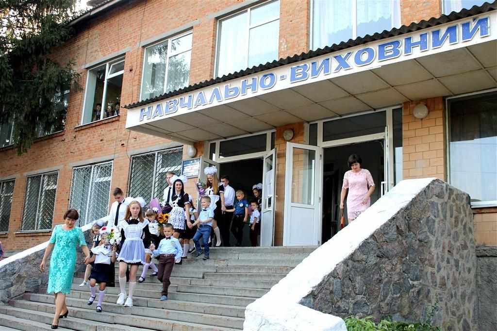 У Нових Санжарах на одного випускника – два першачки. ФОТО