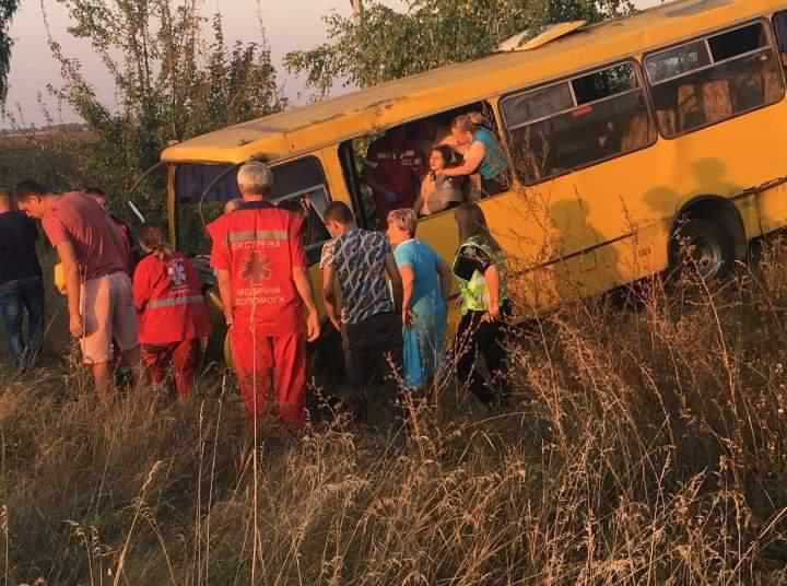 У Миргороді зіткнулись автобус на трейлер, потерпілих 6 осіб. ФОТО