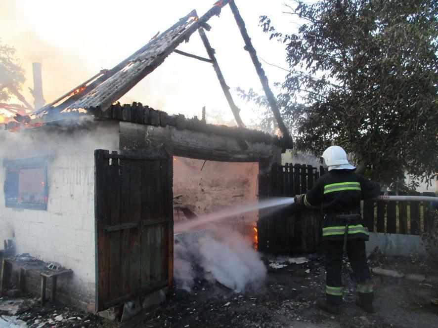 На Полтавщині згорів гараж разом з автомобілем