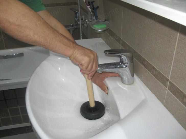 Как прочистить засор канализации в частном доме 