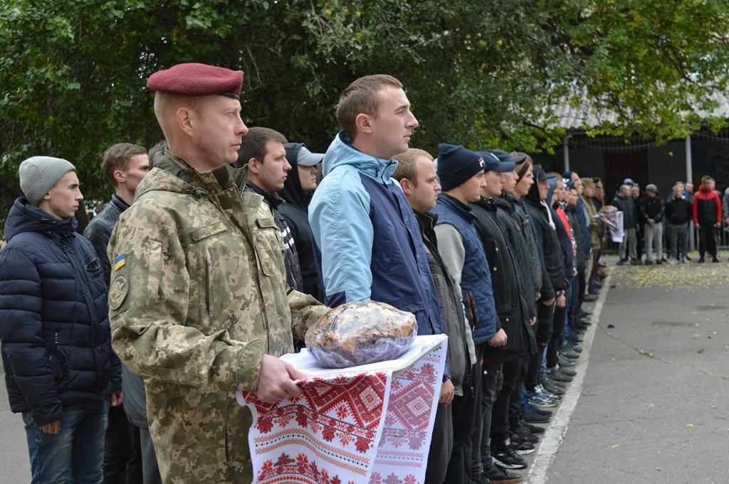 Осінній призов: 200 новобранців вирушили на військову службу з Полтавського військкомату. ФОТО