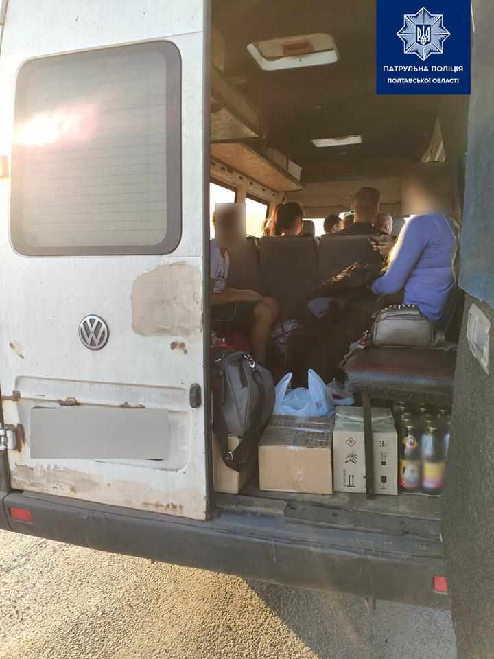 На Полтавщині поліція затримала водія, котрий нелегально перевозив пасажирів у багажному відділенні
