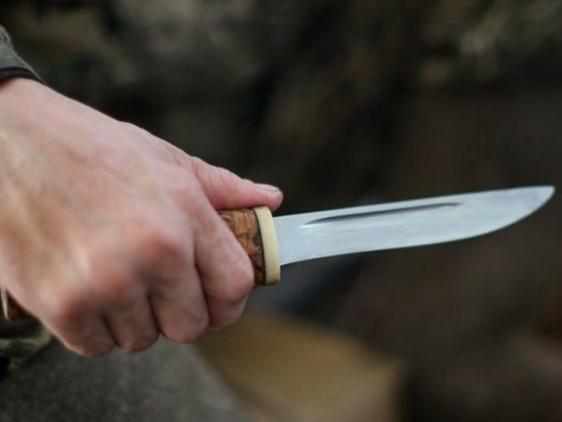 На Полтавщині чоловік ударив жінку ножем та намагався пограбувати