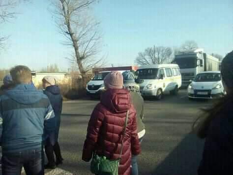 На трасі Київ-Харків на дві години люди перекривали дорогу заради дітей. ФОТО 