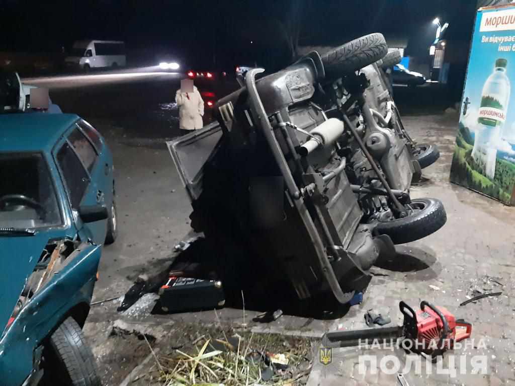 У Машівці на Полтавщині водій в’їхав у припаркований автомобіль й перекинувся: постраждали двоє людей