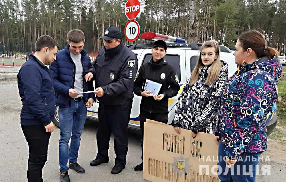 У місті на Полтавщині увагу до безпеки на дорозі привернули за допомогою «підказок», залишених на «зебрі» 
