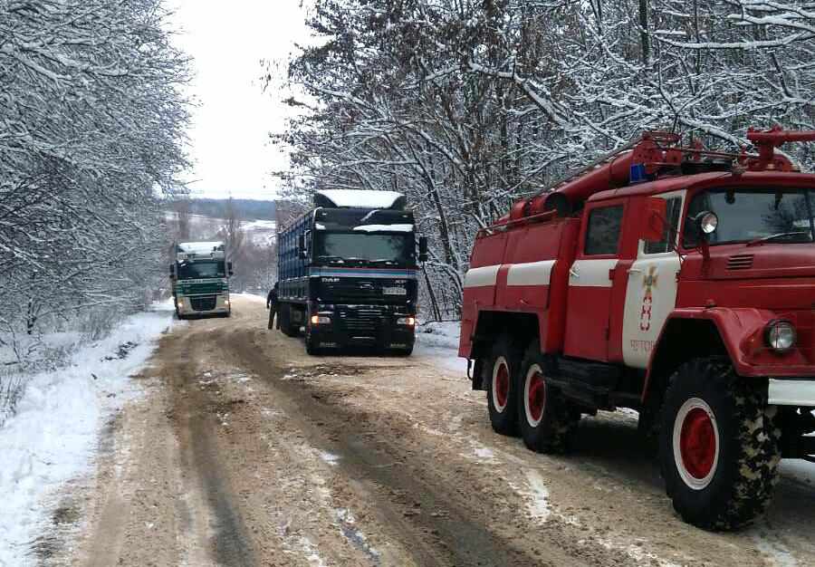 Протягом двох днів полтавські рятувальники витягли зі снігових заметів 18 людей у 15 автомобілях
